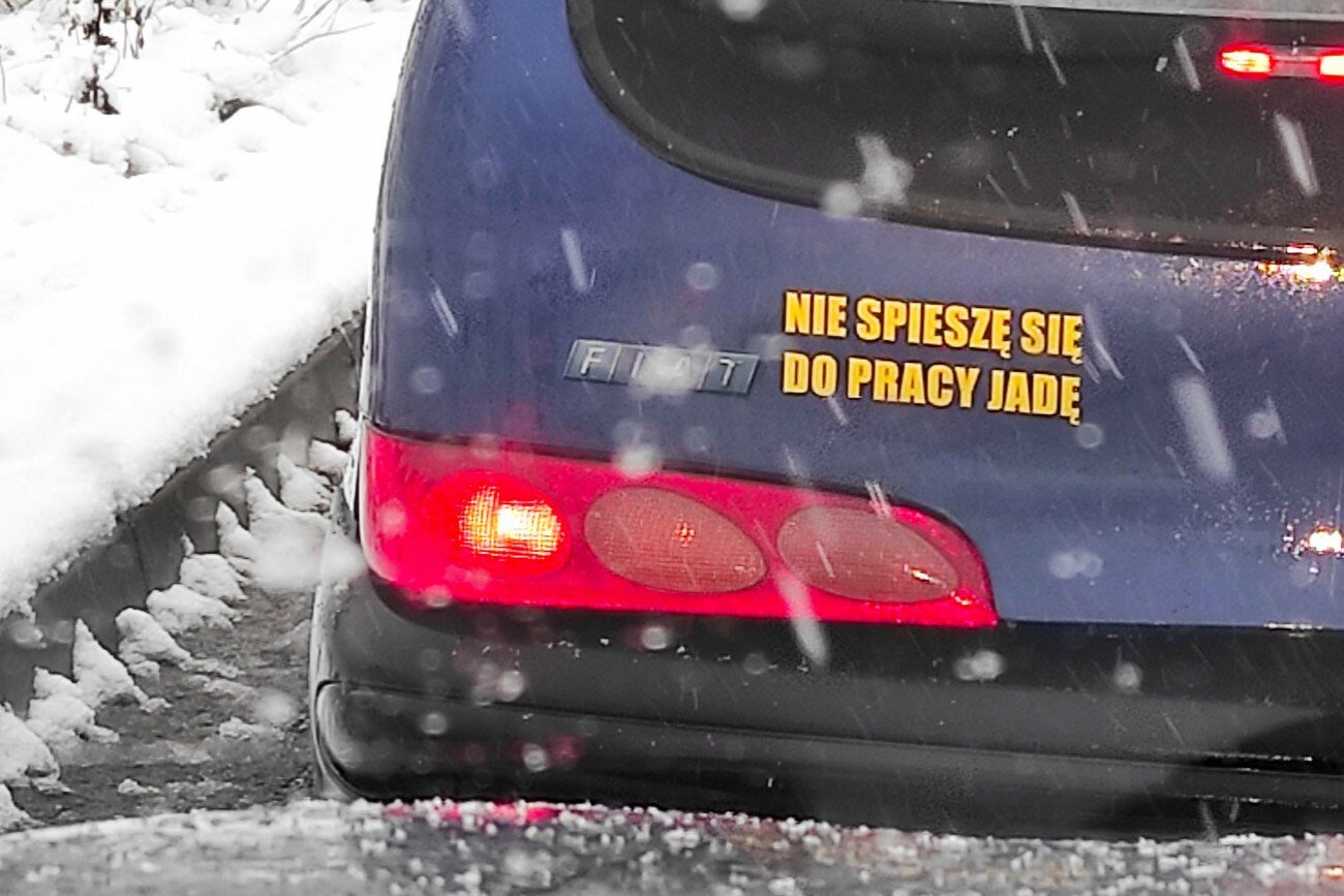 Zmiany w urlopach w 2023 r. Mają poprawić work-life balance (na zdjęciu samochód z napisem: Nie spieszę się, do pracy jadę)