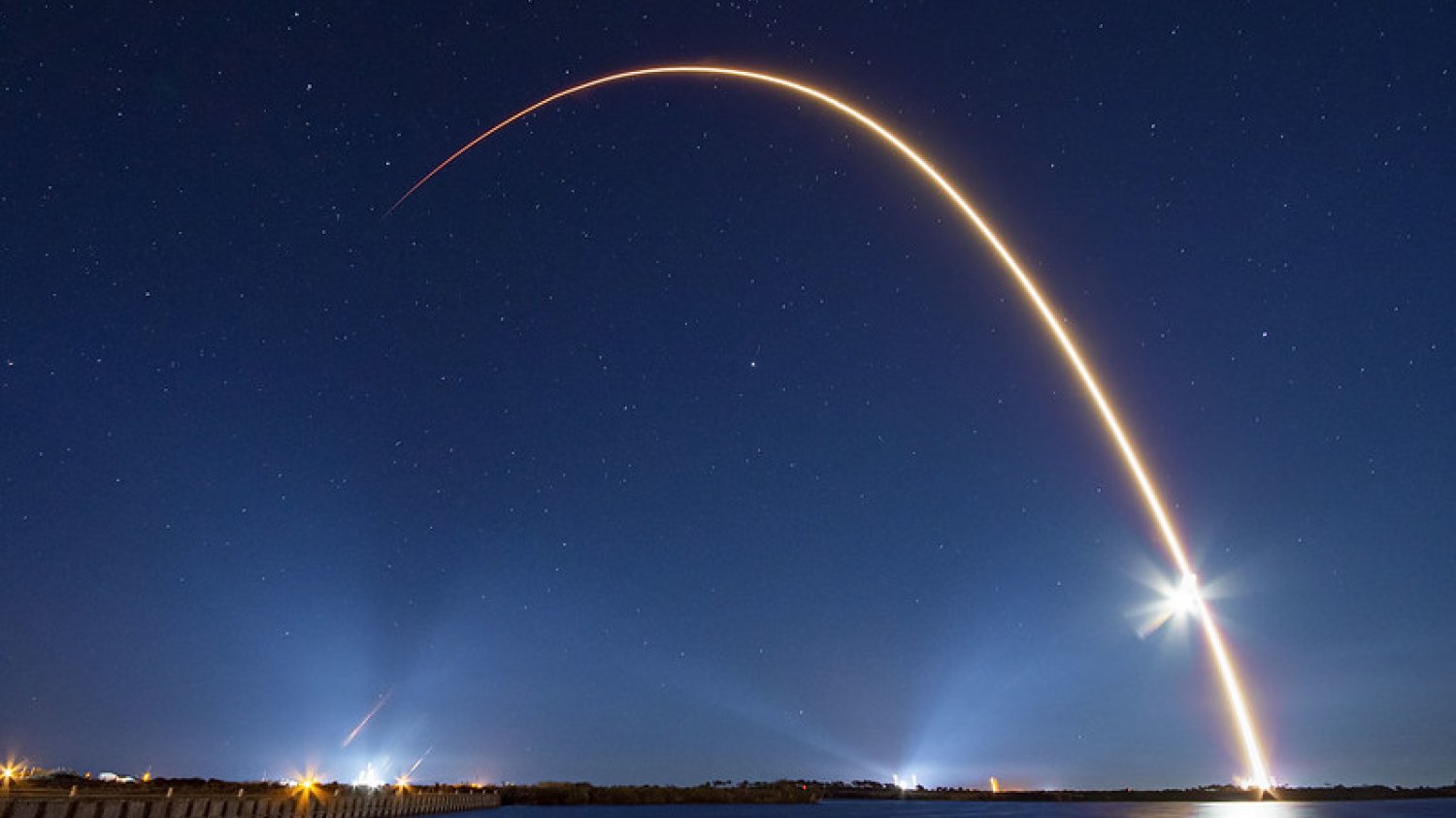 Misja Starlink, podczas której na niebie pojawił się jasny łuk.