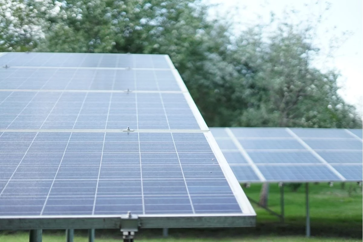 Warto szukać miejsc produkujących energię z paneli fotowoltaicznych.