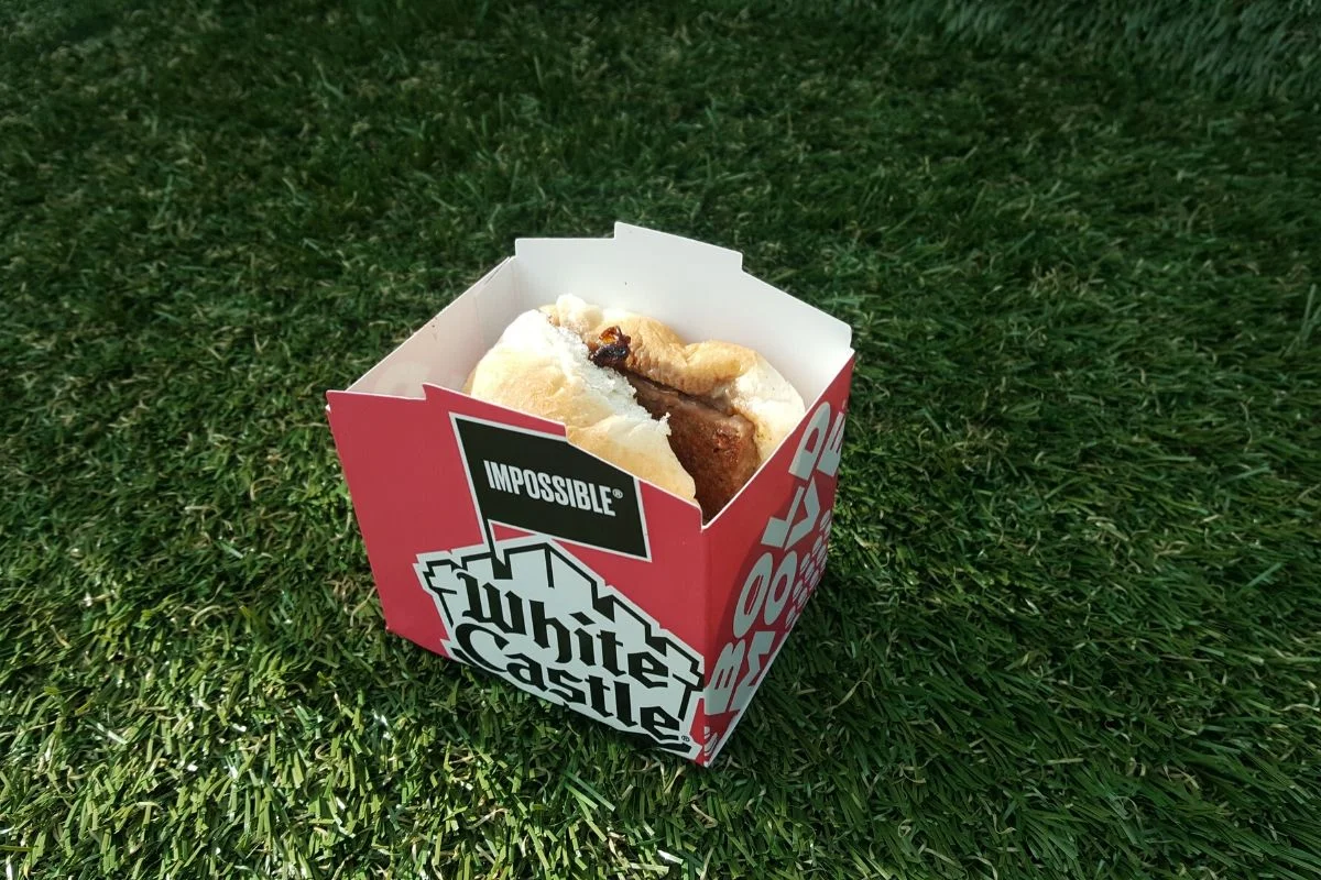 Bezmięsny burger Impossible Foods dostępny jest w USA w sieci fast foodów White Castle.