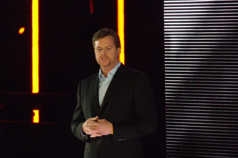 Mike Parker, obecny prezes Nike, nie stroni od towarzystwa swoich podwładnych. Choć sam żyje w tradycyjnym związku, zaangażował się w kampanię walczącą o prawa homoseksualistów