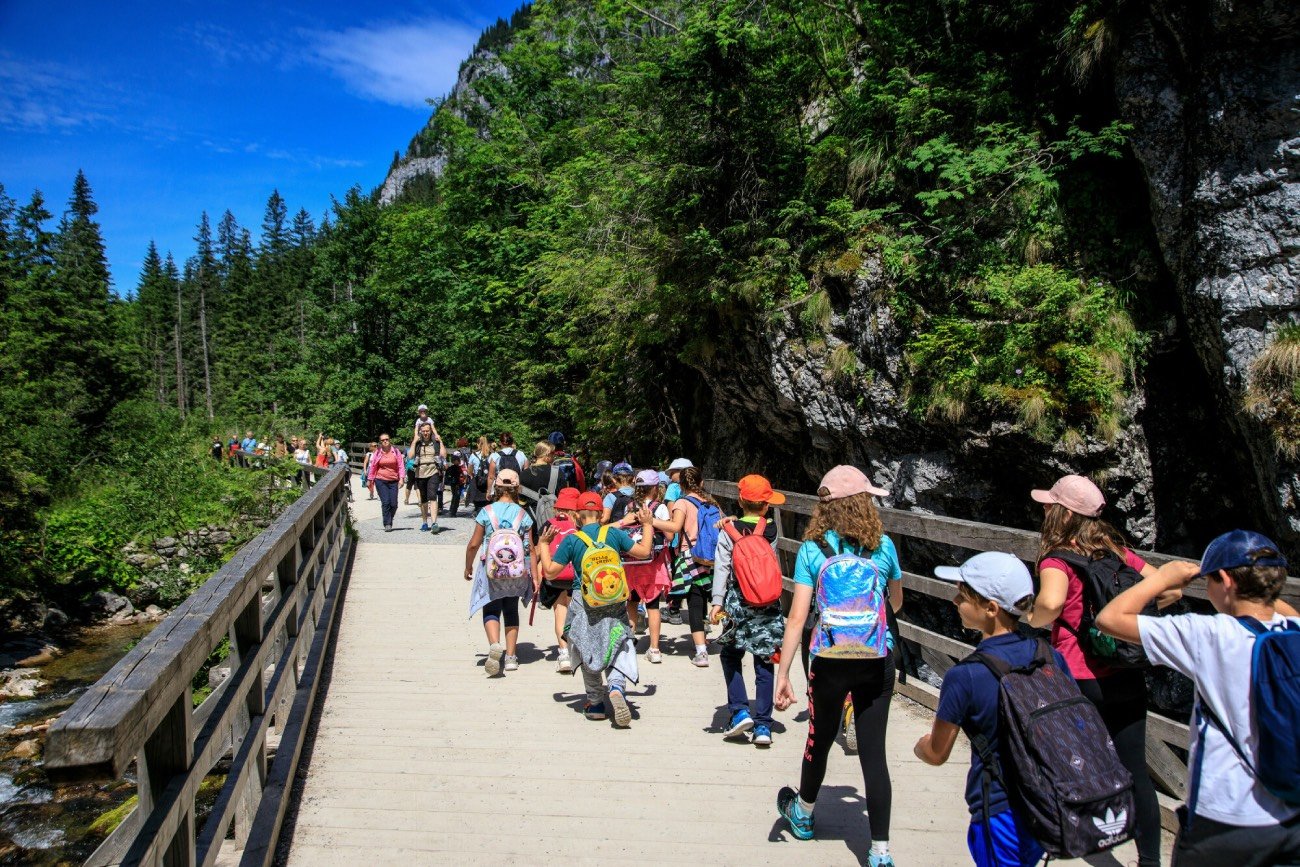 Wakacje podzielone na turnusy? Do pomysłu odniósł się minister Gut-Mostowy