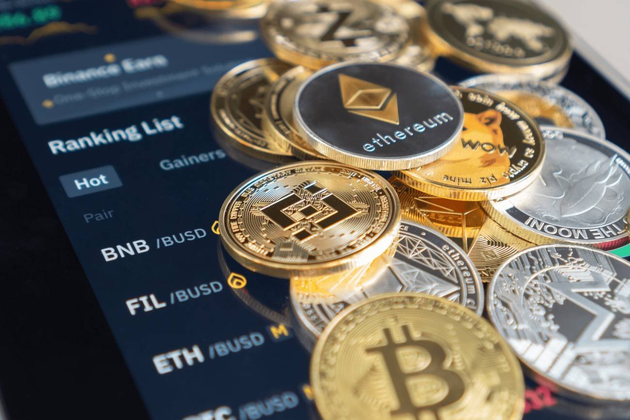 Kryptowaluty BTC ETH na smartfonie