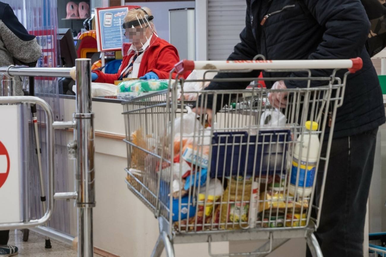 Wózek z zakupami, kasa w sklepie.