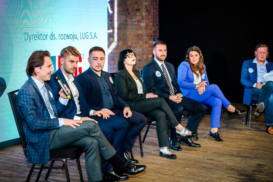 Od Lewej:
Eryk Wtorkowski [LUG S.A], Kacper Sosnowski [KROSS S.A], Roland Szymański [Lars], Iza Chrostowska-Siwek [Kruk Technika i Energia], Michał Nickel [PTB Nickel], Dominika Gołębniak [Rolnik], Dariusz Stasik [WPIP]
