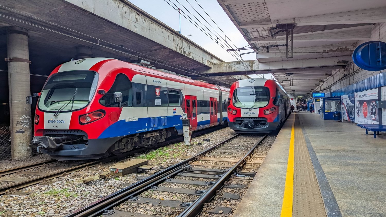 Wkrótce nowe oblicze WKD Warszawa Raków. Pociągi WKD na jednej ze stacji.
