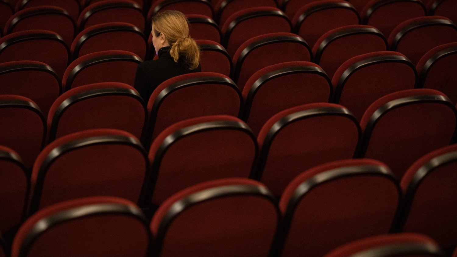 Poznań, Kino Apollo. Na pierwszy seans od czasów pandemii koronawirusa - film "Najświętsze Serce" - przyszła jedna kinomanka.