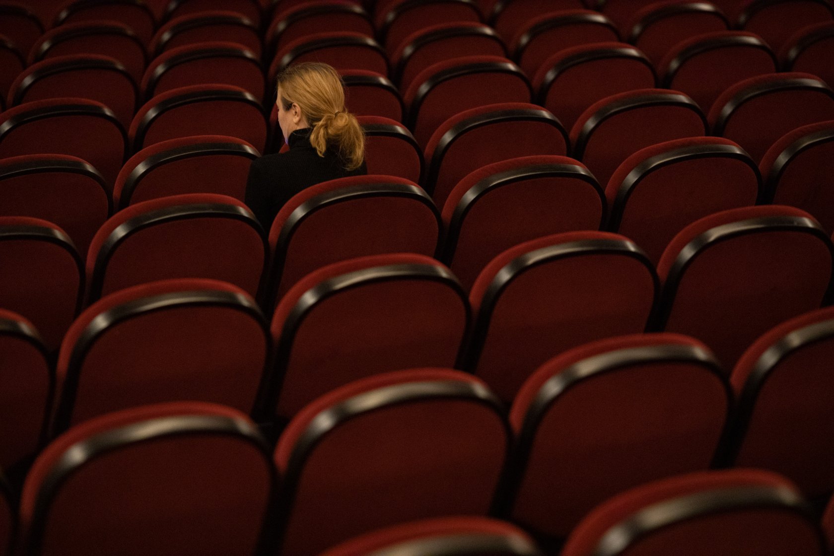 Poznań, Kino Apollo. Na pierwszy seans od czasów pandemii koronawirusa - film "Najświętsze Serce" - przyszła jedna kinomanka.