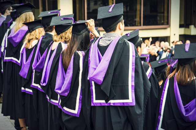 Brytyjscy studenci na ceremonii zakończenia studiów