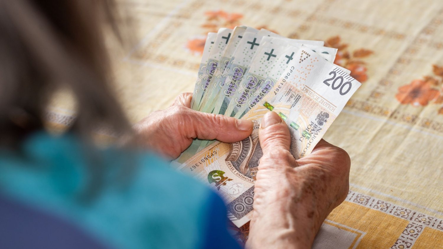Waloryzacja emerytur 2026. Niepewność i obawy wśród seniorów.