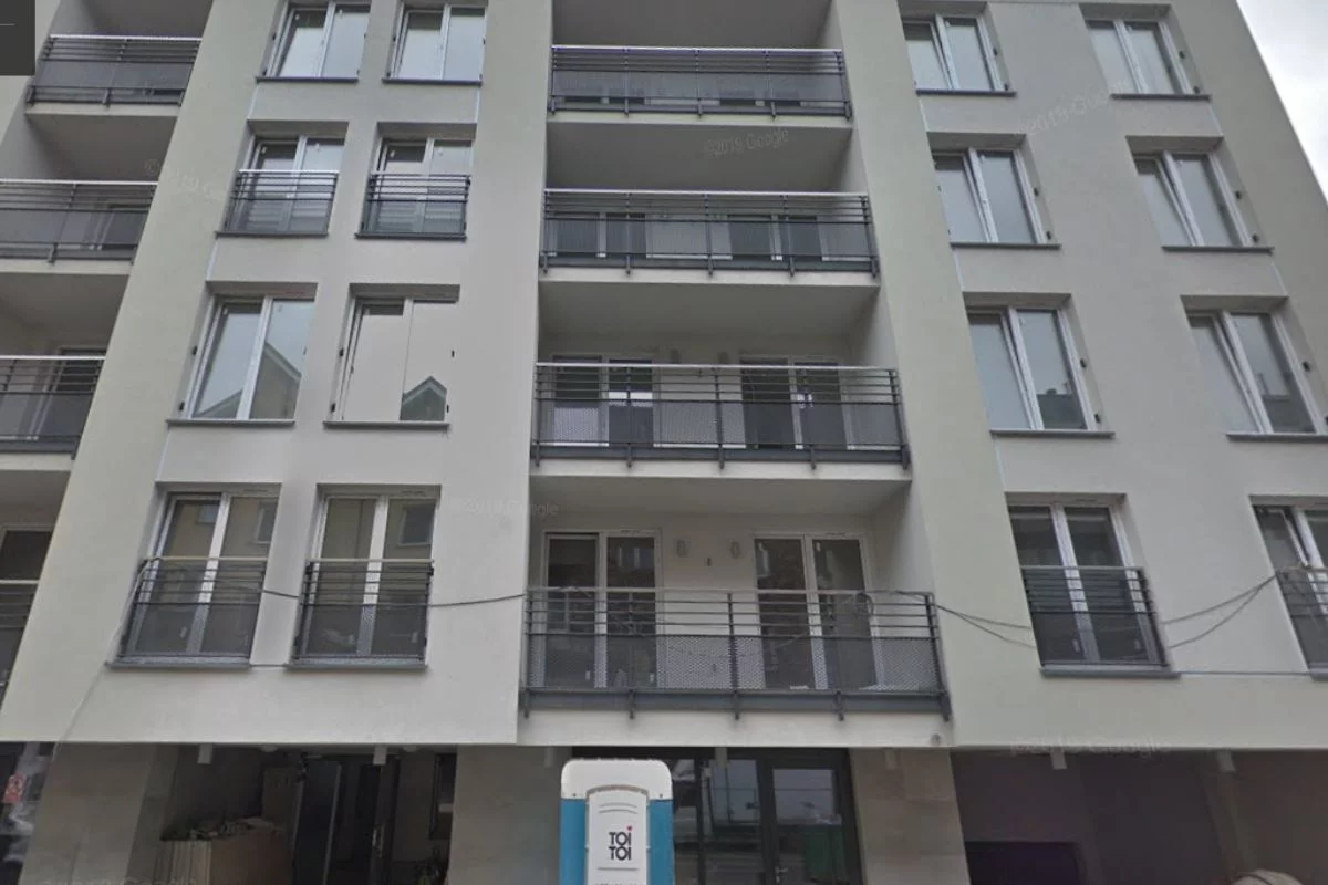 Budynek przy ul. Czapelskiej 25. Czwarte piętro miało być połączone z trzecim. Niestety nie wiedzieli o tym lokatorzy, którzy kupili mieszkania na ostatnim piętrze jako odrębne lokale.
