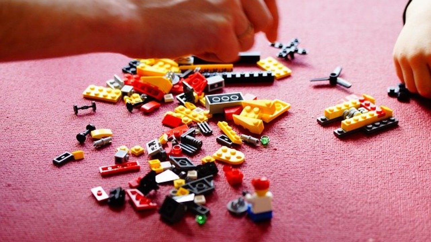 Klocki Lego biją rekordy popularności w czasie pandemii. Firma odnotowała ogromny wzrost.