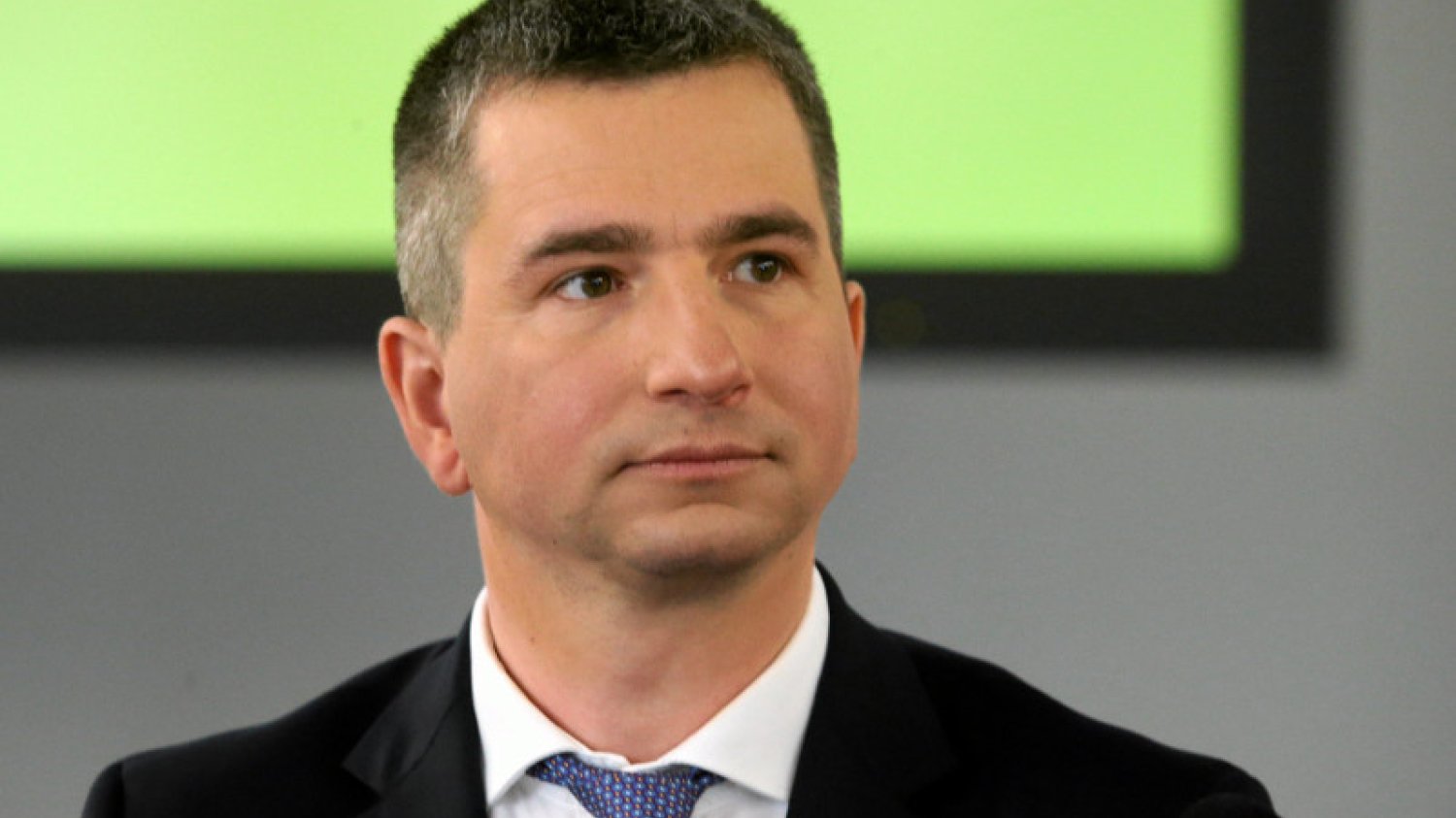 Rząd pozwoli firmom wyprowadzać zyski za granicę jeszcze przez rok.