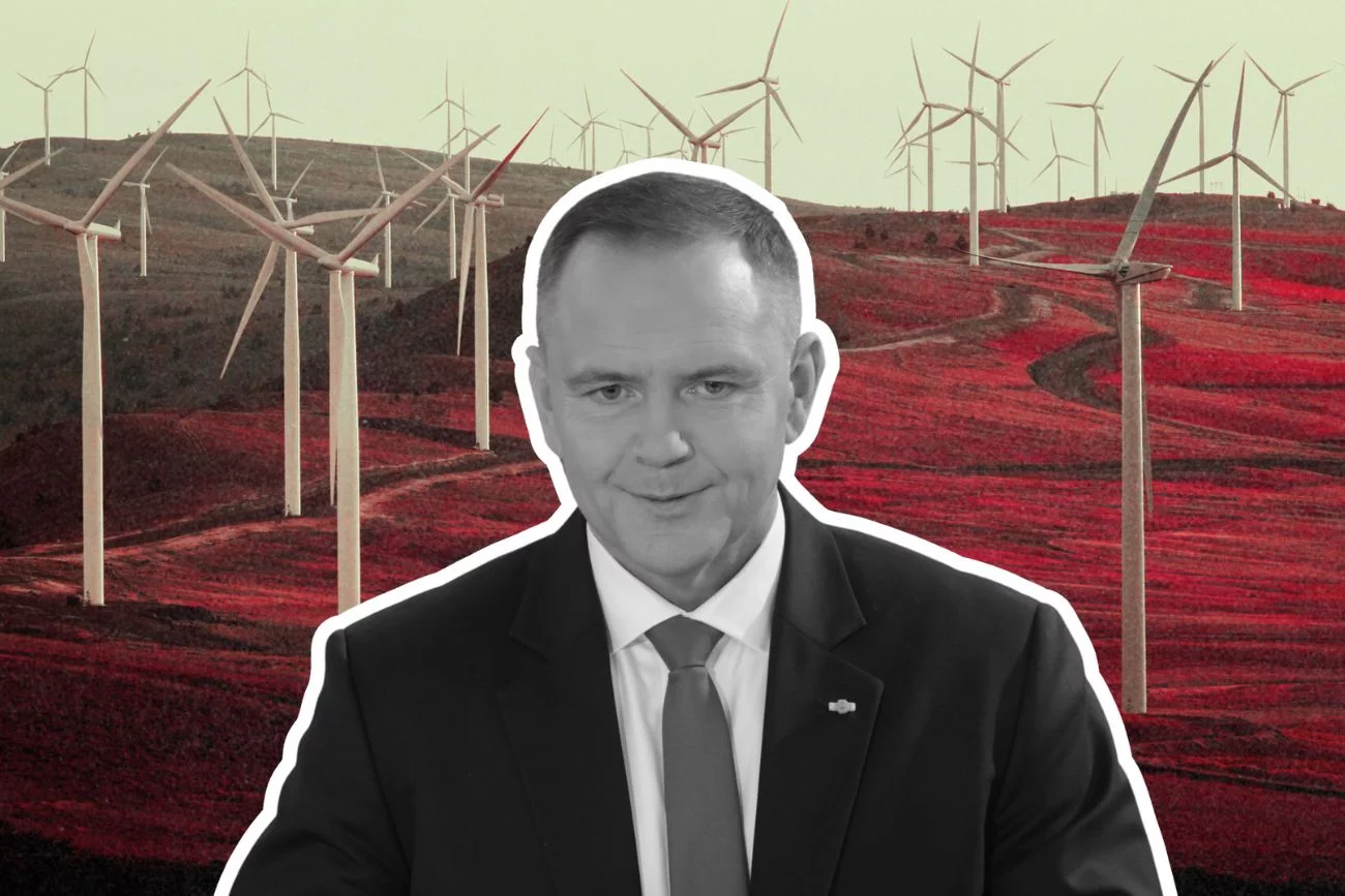 Karol Nawrocki na tle wiatraków.