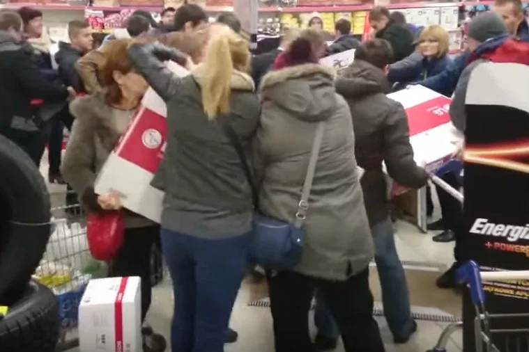 "Czarny Piątek" potrafi wywołać w ludziach dzikie instynkty