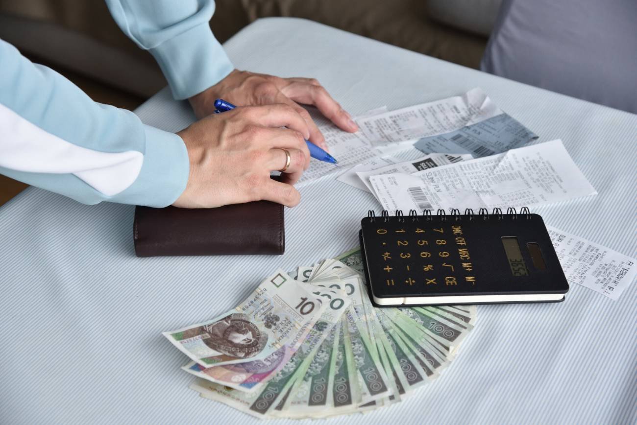 Człowiek rozliczający podatki.