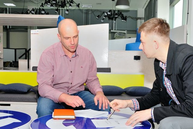 Spotkanie Damiana Prałata, opiekuna projektu, z Konradem Giczewskim, uczestnikiem Hub of Talents