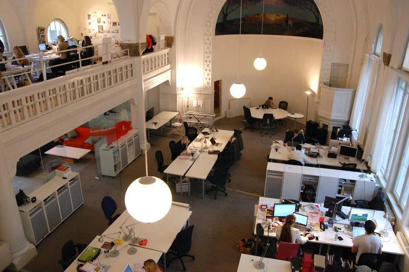 Młodzi przedsiębiorcy w sztokholmskim centrum coworkingowym.