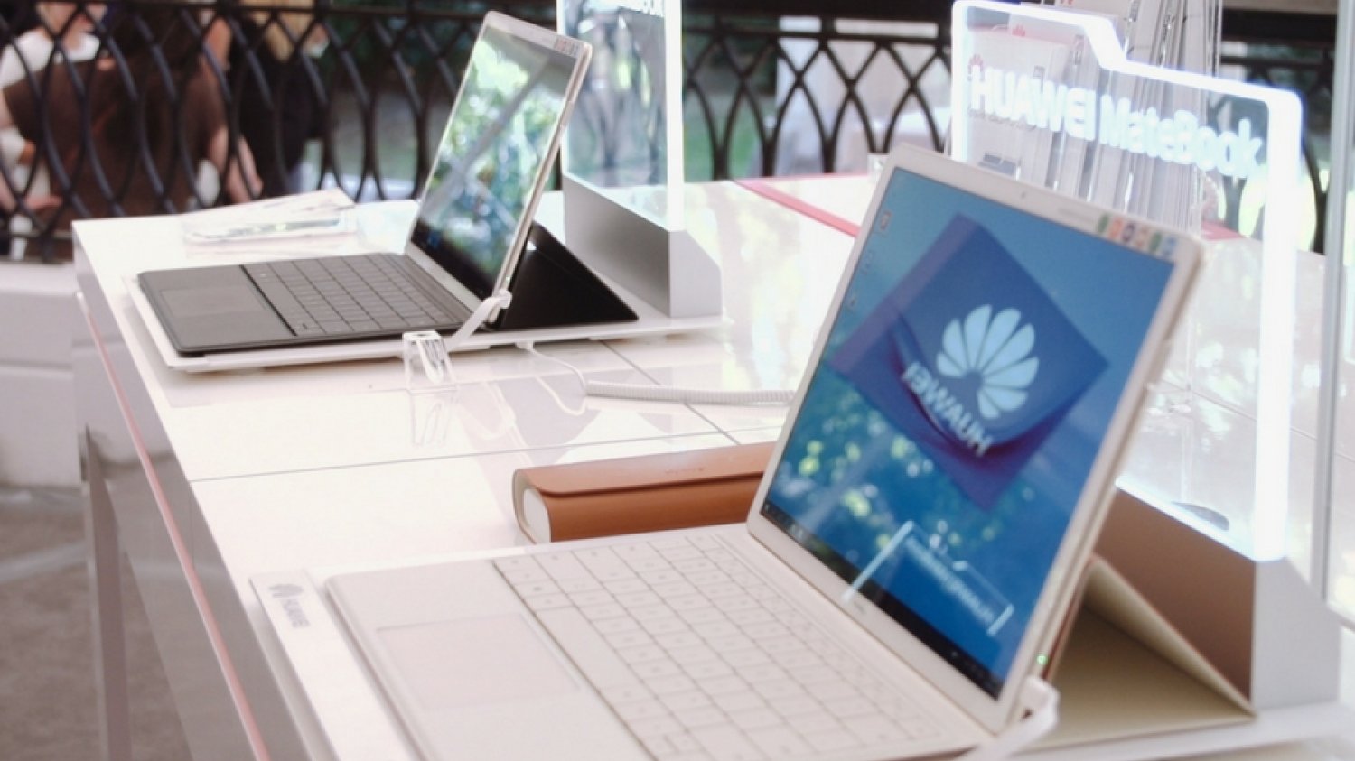 MateBook ma sprawić, że swoje mobilne biuro będziemy mogli zabrać nawet na spacer z dziećmi.