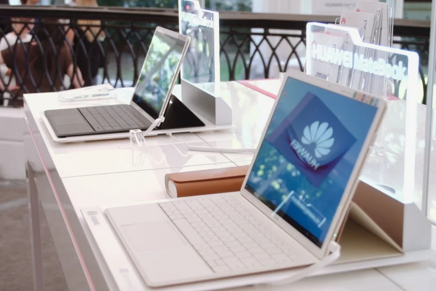MateBook ma sprawić, że swoje mobilne biuro będziemy mogli zabrać nawet na spacer z dziećmi.