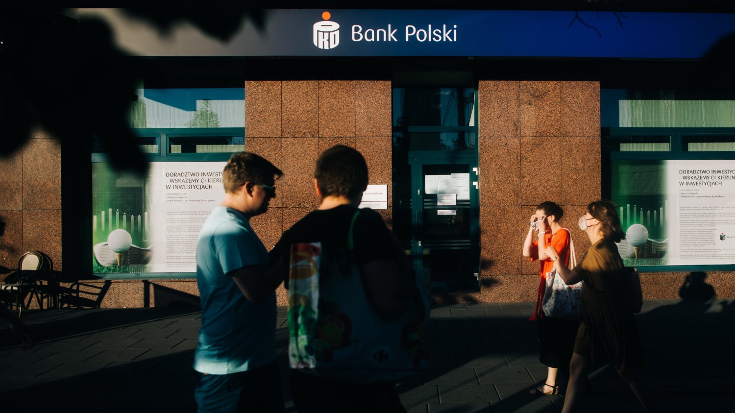 Banki pobierają pierwsze opłaty od depozytów.