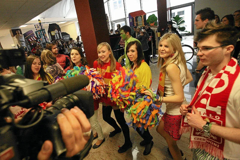 Studenci białostockiego Uniwersytetu Medycznego podczas kręcenia lipduba.