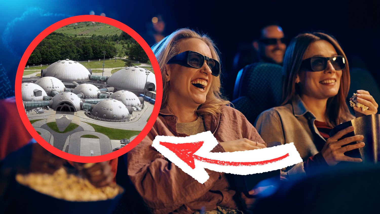 W Polsce powstaje największe kino w Europie. Nadchodzi rewolucja w oglądaniu filmów Sala kinowa, usmiechniete kobiety. Alvernia studio w kołko i czerwona strzalka wskazująca na nią.