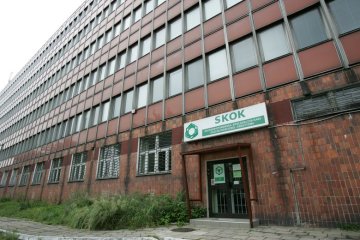 Jan R., znany inwestor i były wiceprezes Elektrimu, został oskarżony o udział w gangu, wyłudzanie kredytów w SKOK Wołomin i pranie brudnych pieniędzy.
