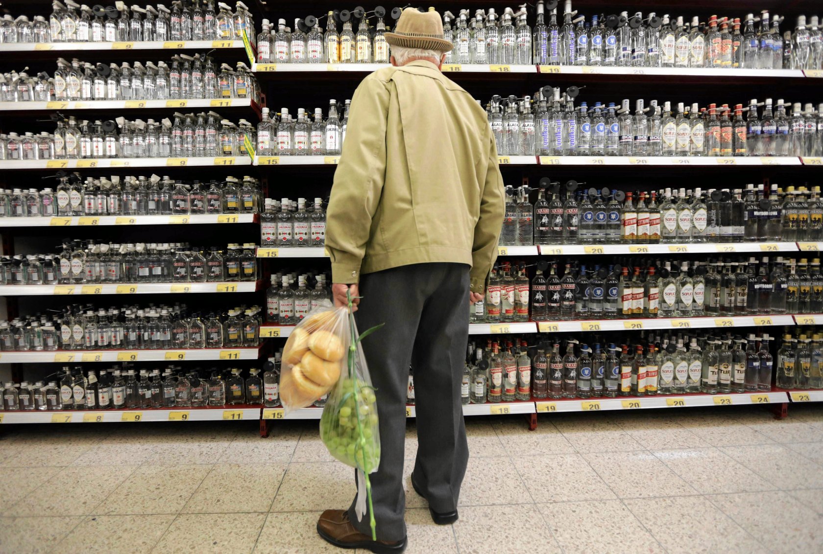 Nocny zakaz sprzedaży alkoholu w Krakowie decyzją sądu został na razie wstrzymany.