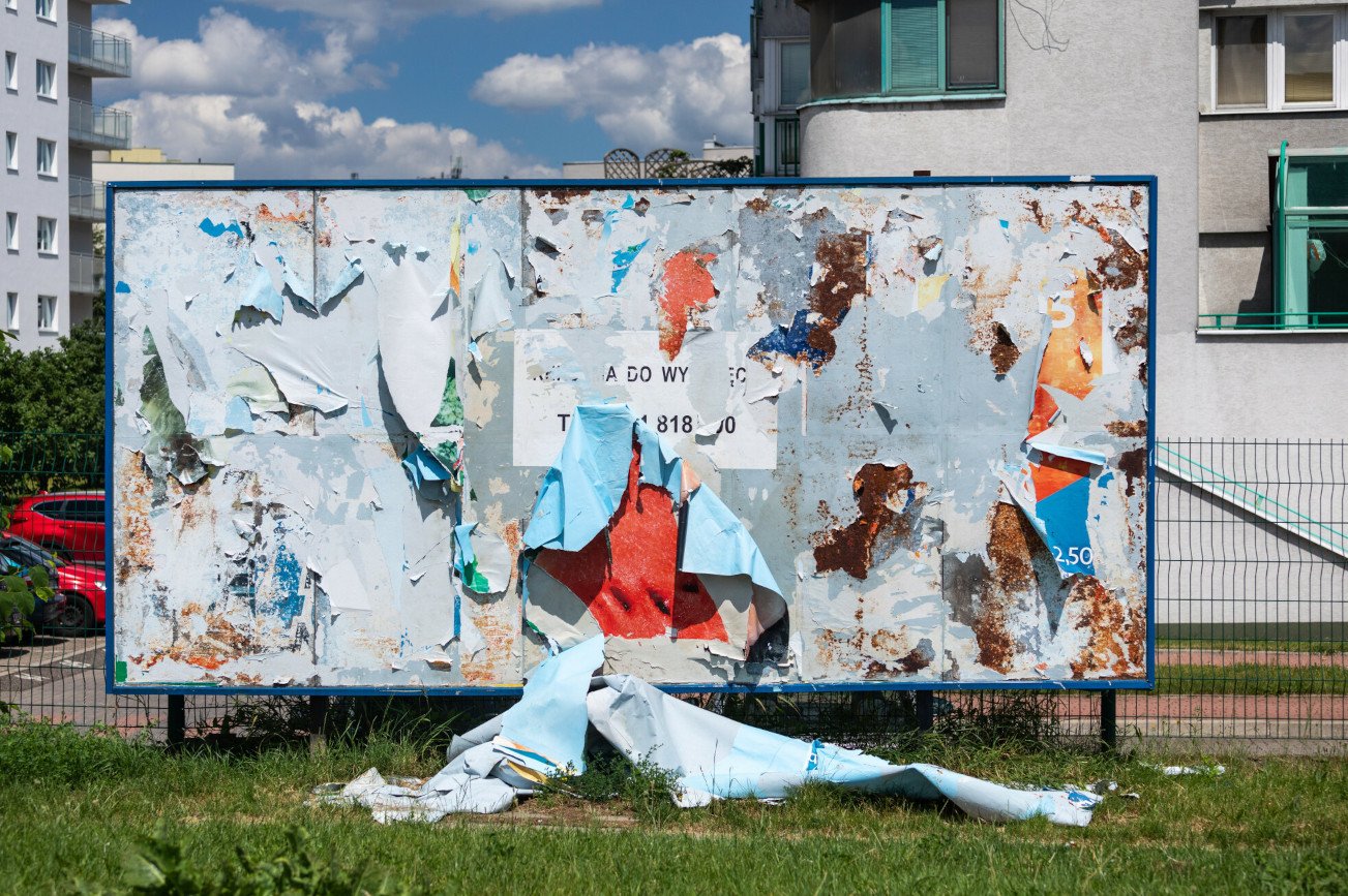 NIK skontrolował proceder nielegalnych reklam w polskich miastach i na drogach