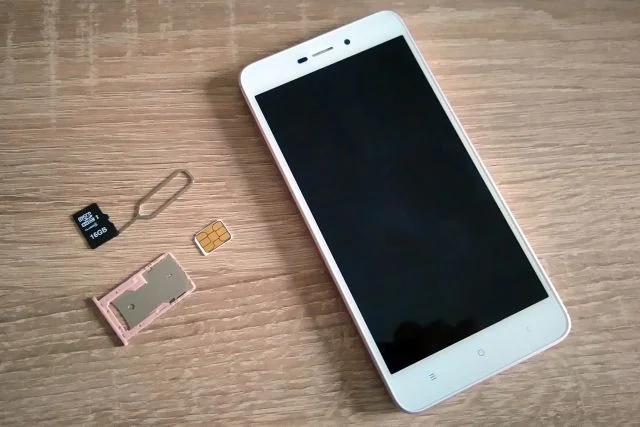 Wsadzenie jednocześnie karty nano SIM i micro SD nie jest możliwe. Tackę wyjmuje się przy użyciu metalowej szpili.