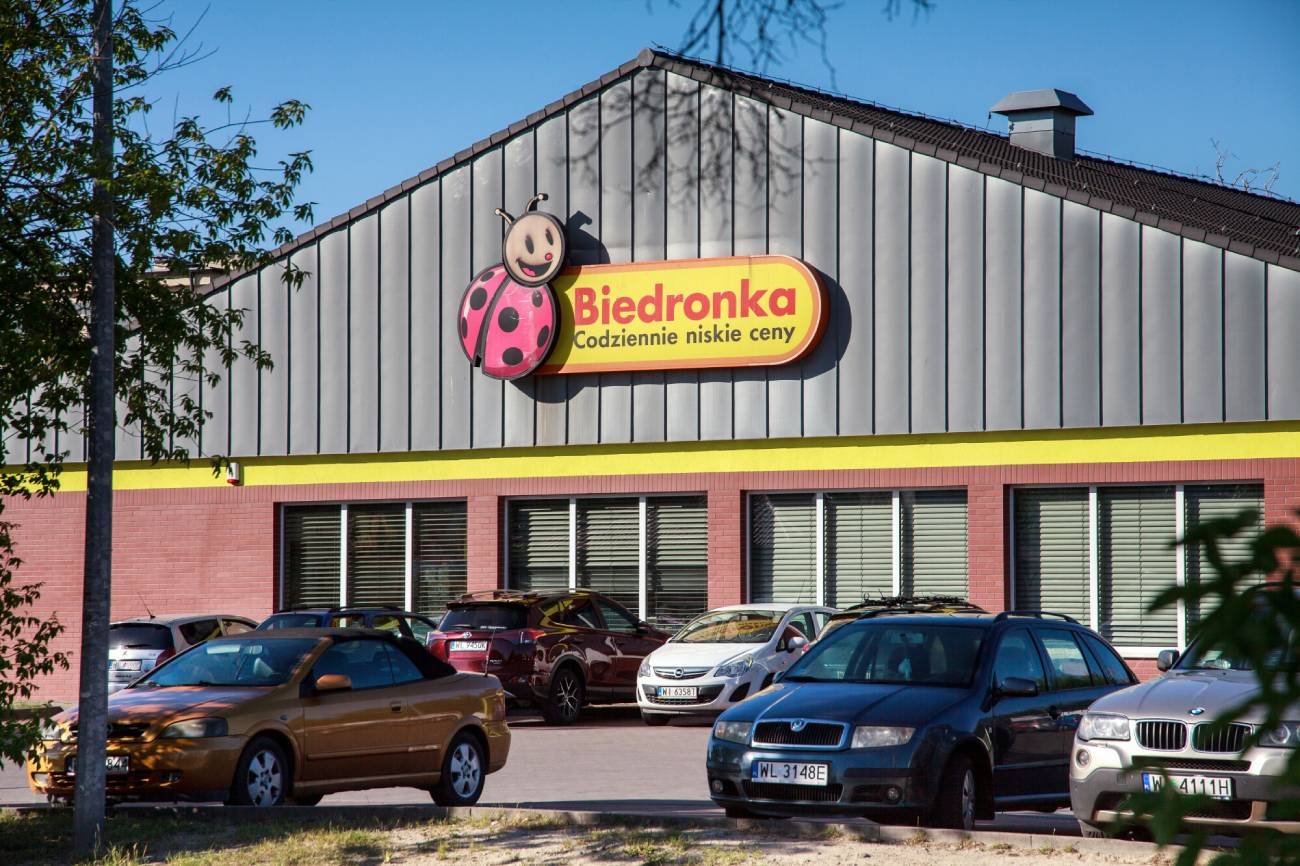 biedronka — front sklepu i parking