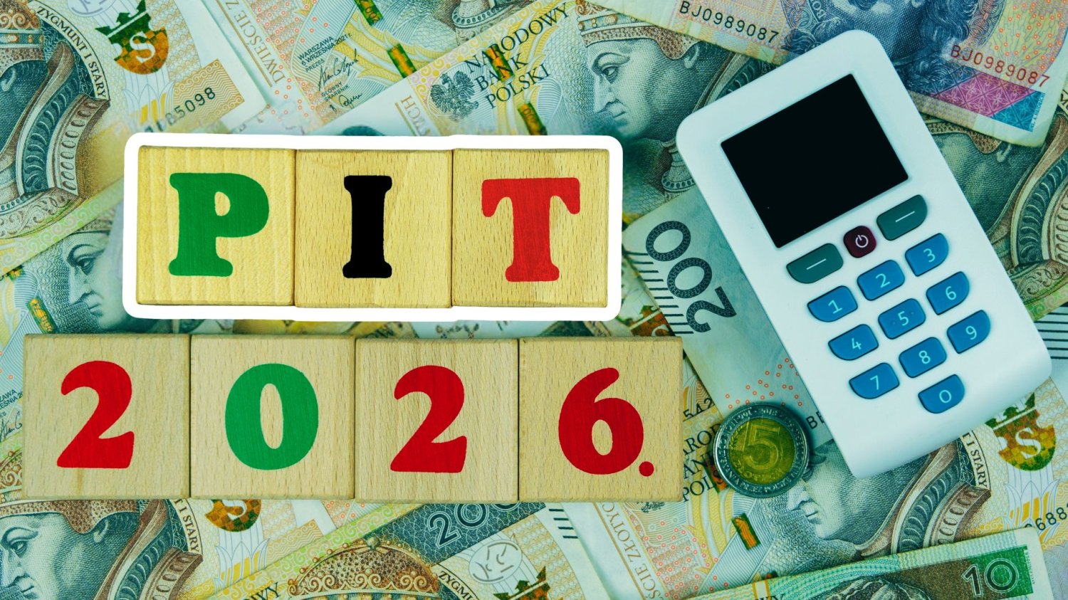 Do kiedy można rozliczyć PIT za 2025 rok. Lepiej nie zwlekaj, może Cię to słono kosztować. Do kiedy można rozliczyć PIT za 2025 rok. Spóźnienie może Cię to słono kosztować PIT 2026 z blokami drewnianymi i tokenem bankowym na banknotach złotych polskich