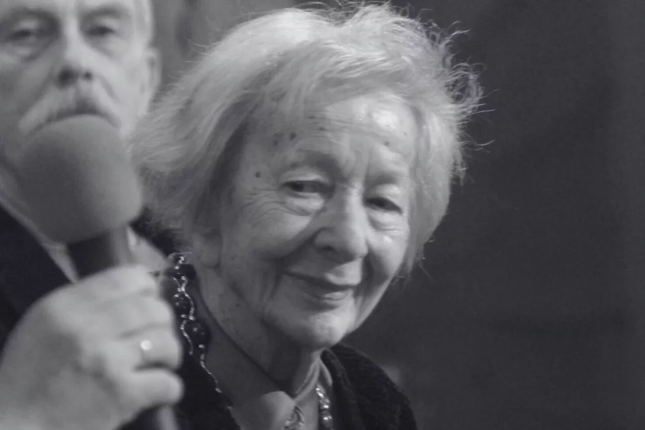 Afera z wykorzystaniem sztucznej inteligencji w OFF Radiu trwa. Jedna z wygenerowanych “prowadzących” przeprowadziła wywiad “na żywo” z nieżyjącą od dwunastu lat Wisławą Szymborską