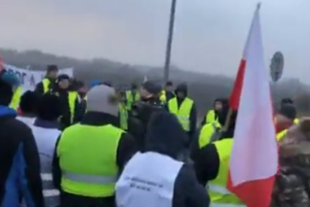 Protest rolników zablokował fragment autostrady A2 w okolicach Pruszkowa