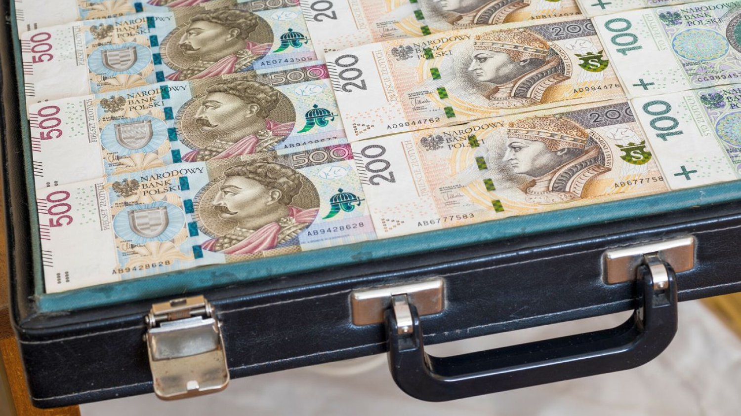 Czy to możliwość wygranej opozycji w wyborach podbija kurs złotego?
