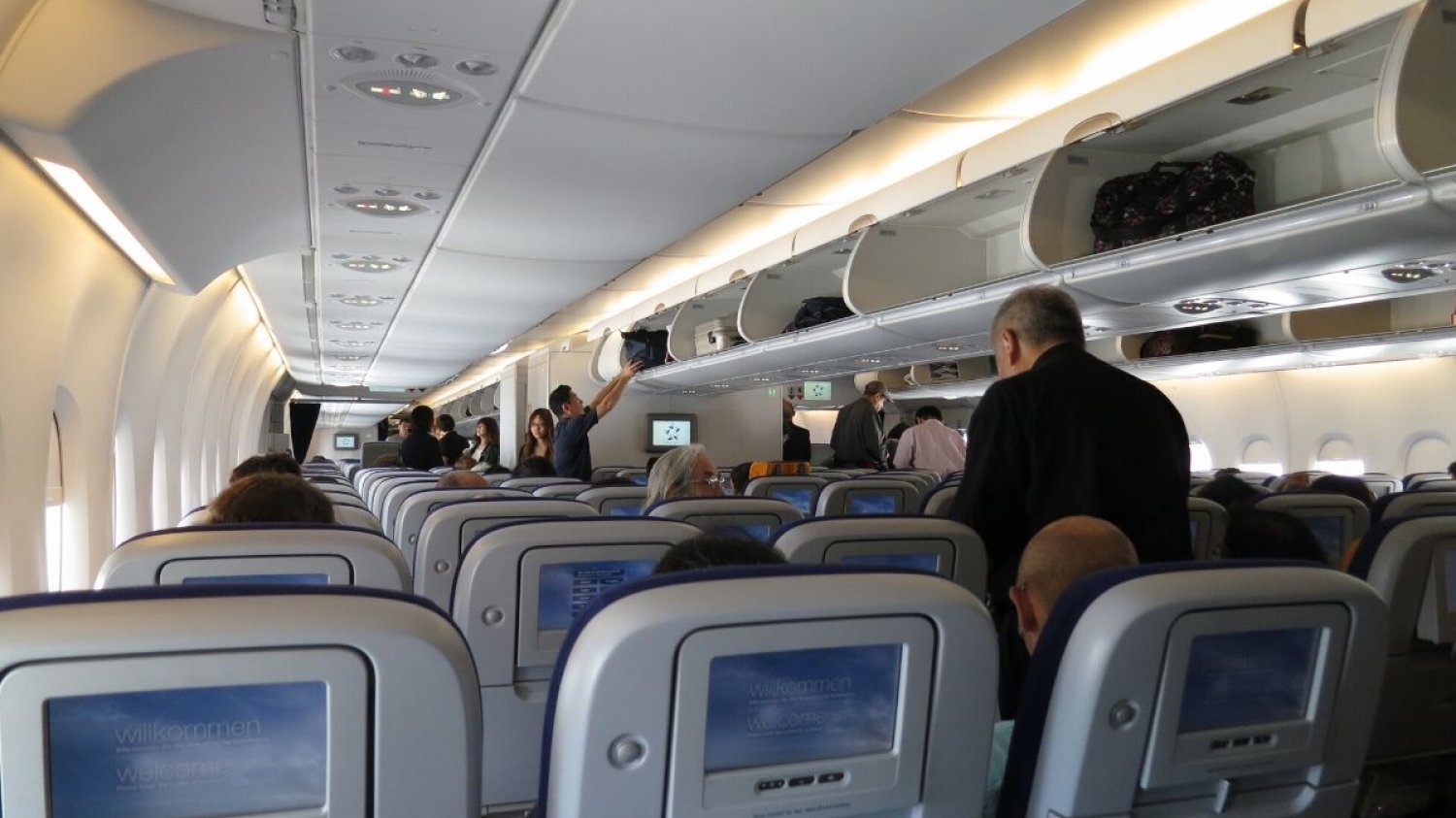 IATA protestuje przeciwko planom zachowania w samolotach pustych foteli między pasażerami dla ochrony przed koronawirusem.