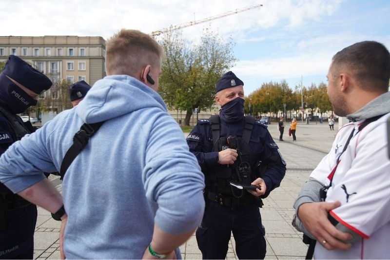 Śląski sąd podważył legalność nakazu zakrywania nosa i ust w miejscach publicznych.