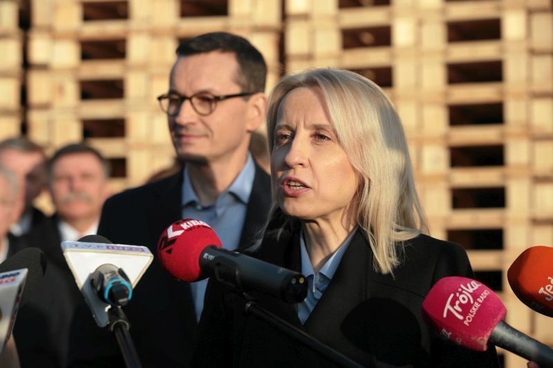 Teresa Czerwińska i Mateusz Morawiecki na konferencji prasowej.