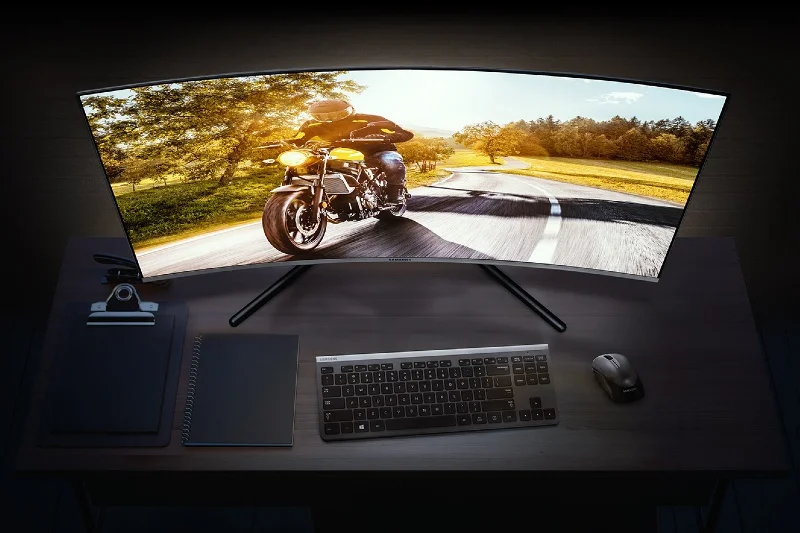 Wizytówką monitora Samsung LU32R590 jest zakrzywiony ekran 1500R. Zakrzywienie sprzyja tworzeniu ergonomicznego stanowiska pracy poprzez utrzymanie stałej odległości oczu od ekranu