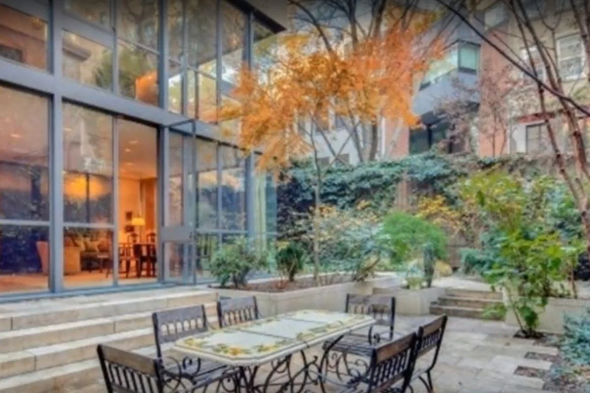 XIX-wieczny Milbank House w Greenwich Village na Manhattanie na sprzedaż. Ogród i taras na dachu to tylko namiastka tego, co ma do zaoferowania ta niezwykła nieruchomości.