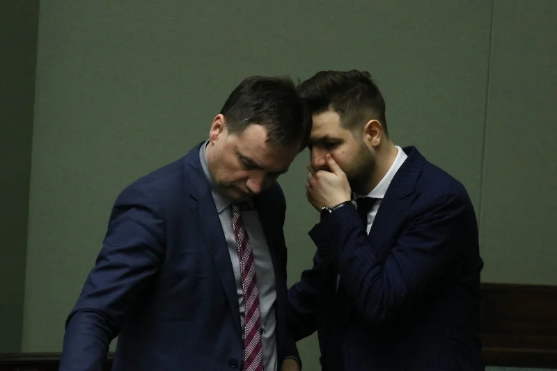 Zbigniew Ziobro i Patryk Jaki w Sejmie. Ministerstwo sprawiedliwości konsekwentnie poszerza antykorupcyjne kompetencje prokuratury m.in. o możliwości zamykania firm i zamrażania ich środków.