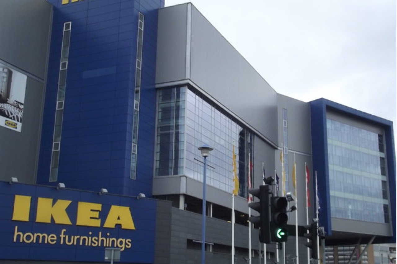 Koniec problemów z pustą baterią w smartfonie? Ikea rozpocznie sprzedaż mebli, które bezprzewodowo ładują telefon komórkowy.