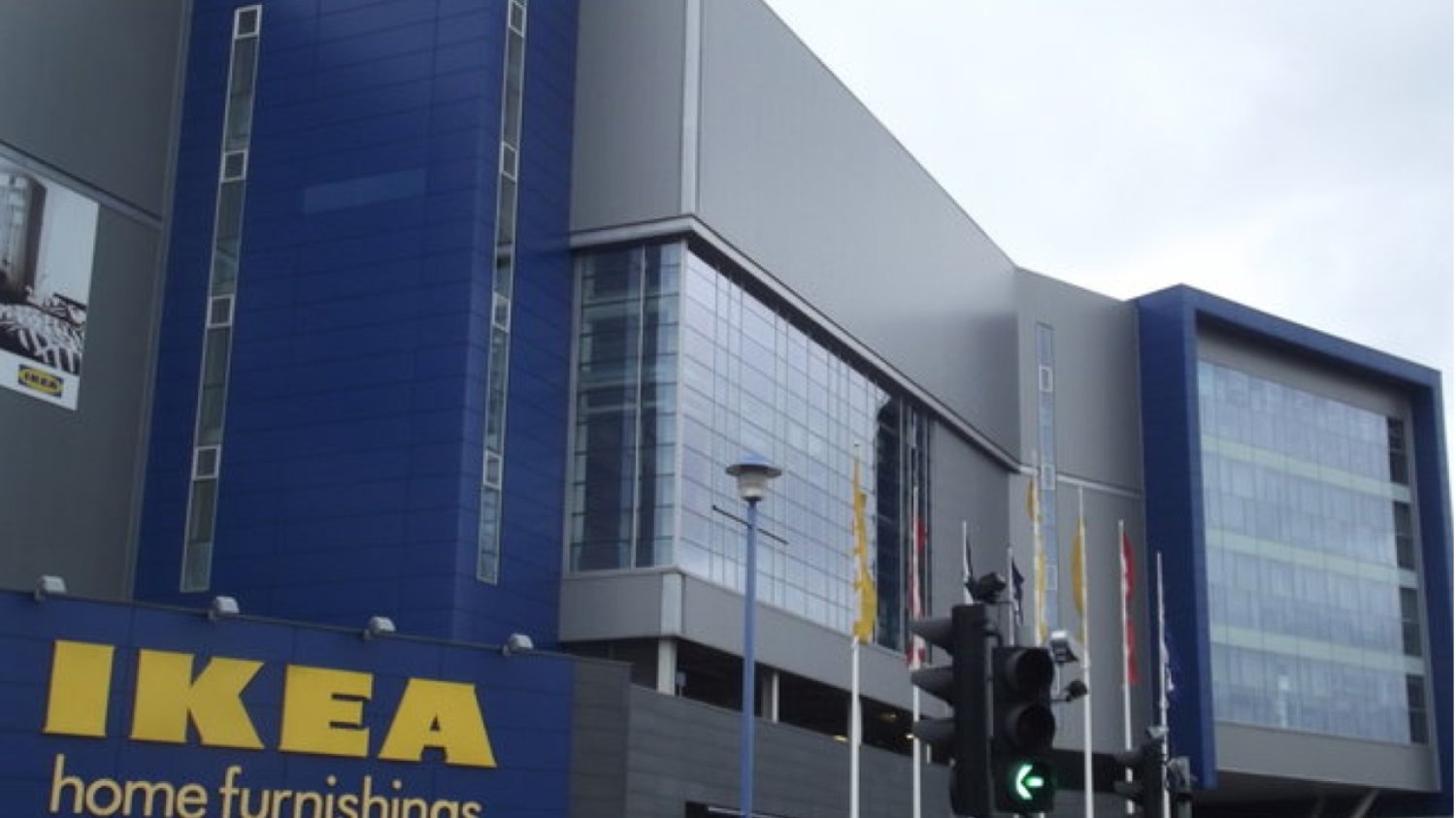 Koniec problemów z pustą baterią w smartfonie? Ikea rozpocznie sprzedaż mebli, które bezprzewodowo ładują telefon komórkowy.
