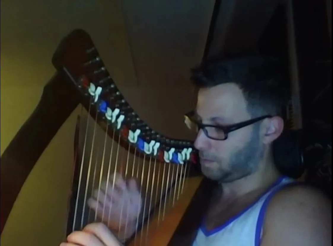 Pierwsza gra na dwie ręce