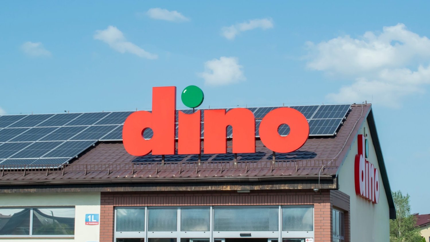 Dino Polska pod lupą Francuzów. Porównali "polskiego czempiona" z Carrefourem. Sklep Dino.
