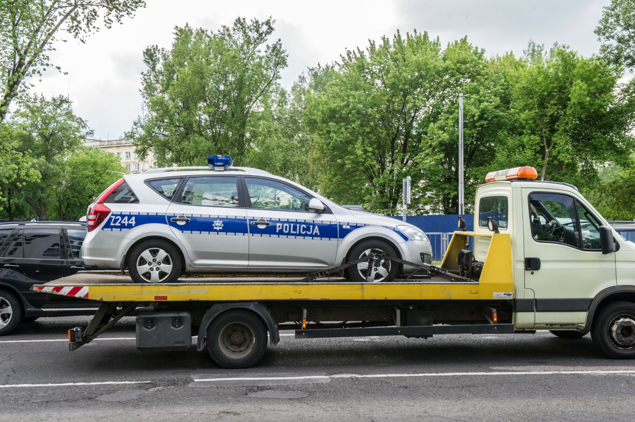 Policjanci kontrolują, a sami nie mają ubezpieczenia. Uszkodzą radiowóz, to płacą z własnej kieszeni