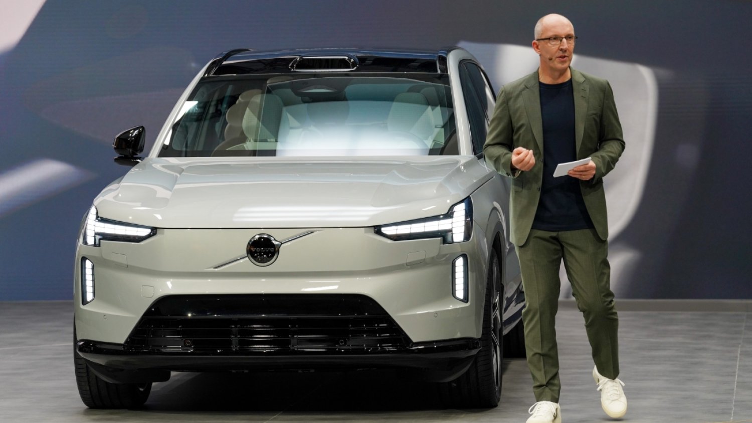 Volvo EX90 to rewolucyjne e-auto, które ma być zarówno najmocniejszym SUV-em, jak i najbezpieczniejszym modelem w historii szwedzkiego producenta samochodów osobowych. Do sprzedaży pojazd trafi na początku 2023 roku