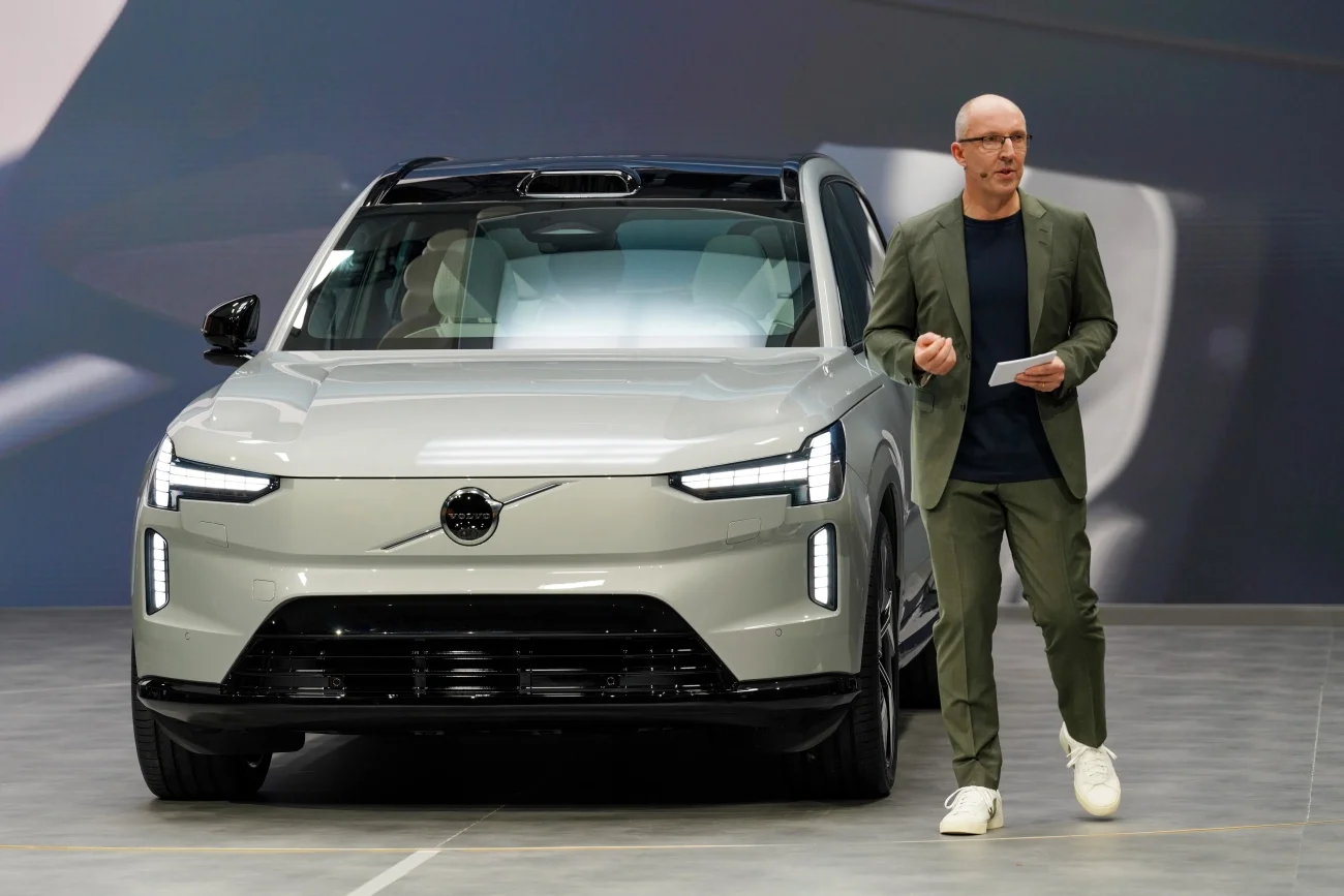 Volvo EX90 to rewolucyjne e-auto, które ma być zarówno najmocniejszym SUV-em, jak i najbezpieczniejszym modelem w historii szwedzkiego producenta samochodów osobowych. Do sprzedaży pojazd trafi na początku 2023 roku