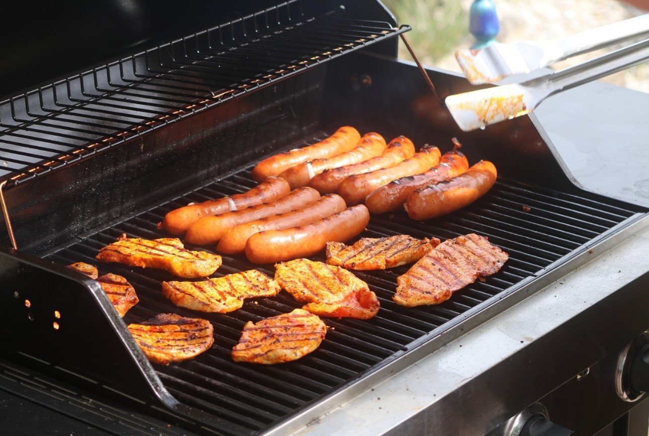 Kiełbasa na grillu.